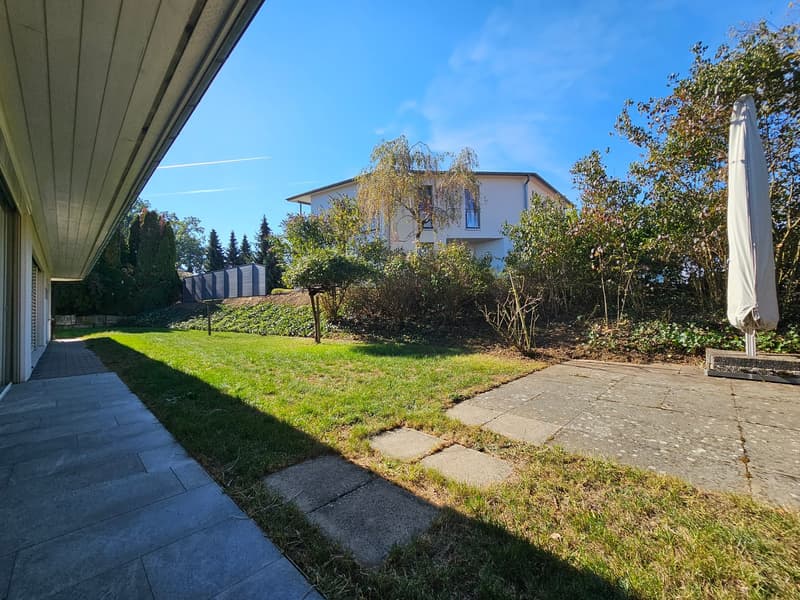 Offener Sitzplatz und Garten West