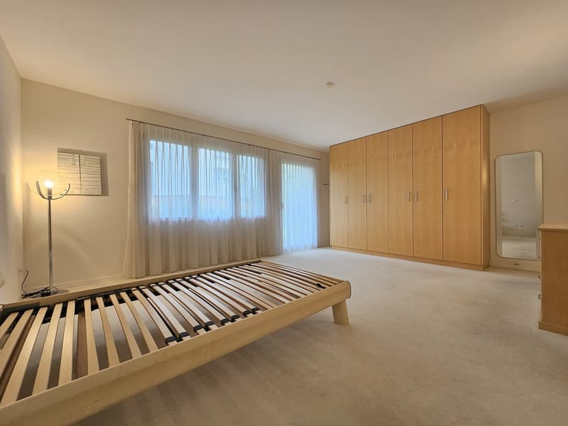 Elternschlafzimmer mit Badzugang und Ausgang Garten