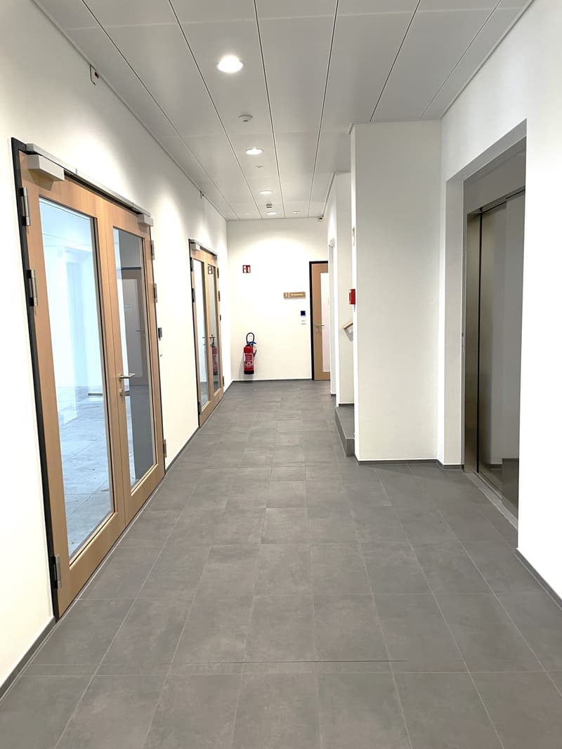 Premier location d'un espace commercial spacieux et moderne en construction brute (10)