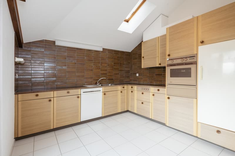 Charming 2.5-room maisonette apartment for sale in a quiet neighborhood (2)