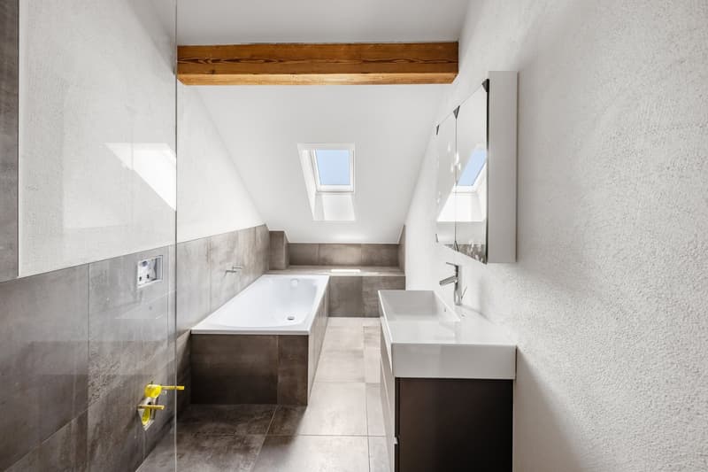 Badezimmer mit Dusche und Badewanne