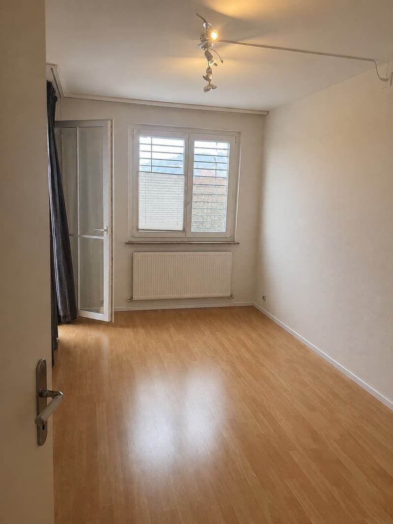 Appartement attrayant de 4½ pièces avec deux balcons, place de parking (5)