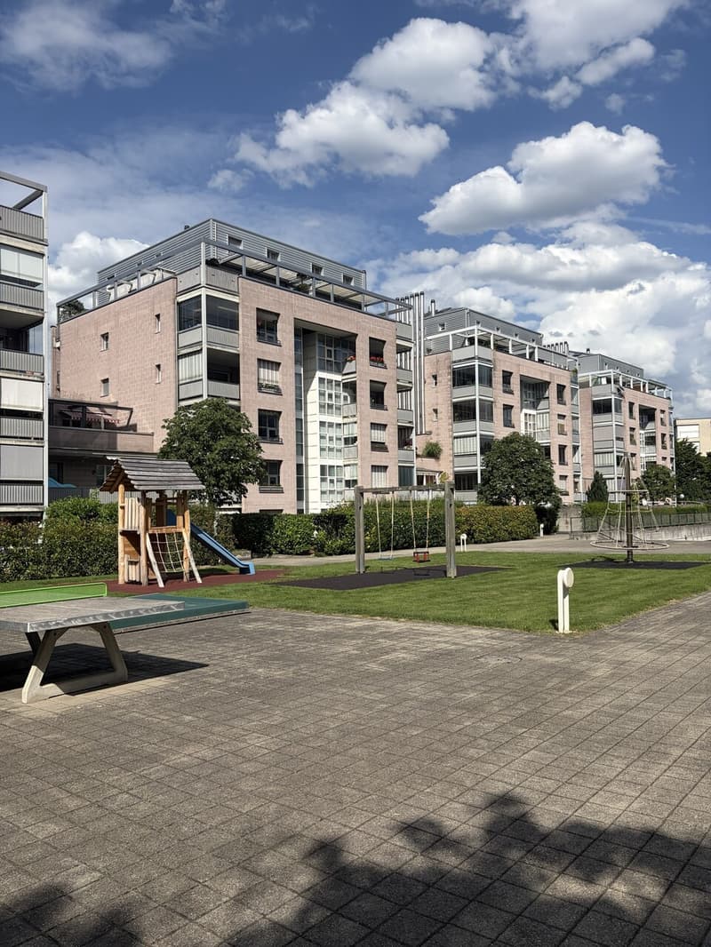 Appartement attrayant de 4½ pièces avec deux balcons, place de parking (12)