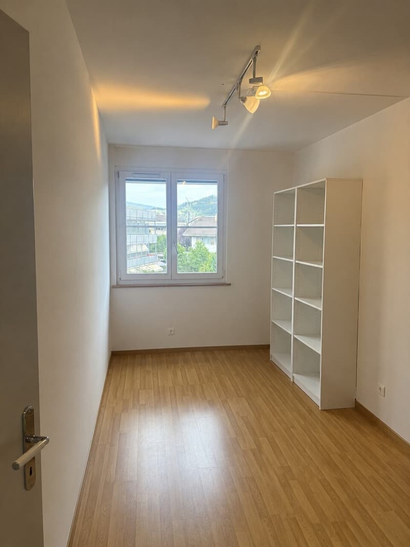Appartement attrayant de 4½ pièces avec deux balcons, place de parking (6)