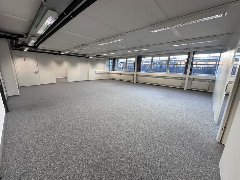 Modern office spaces with flexible floor plans (2)