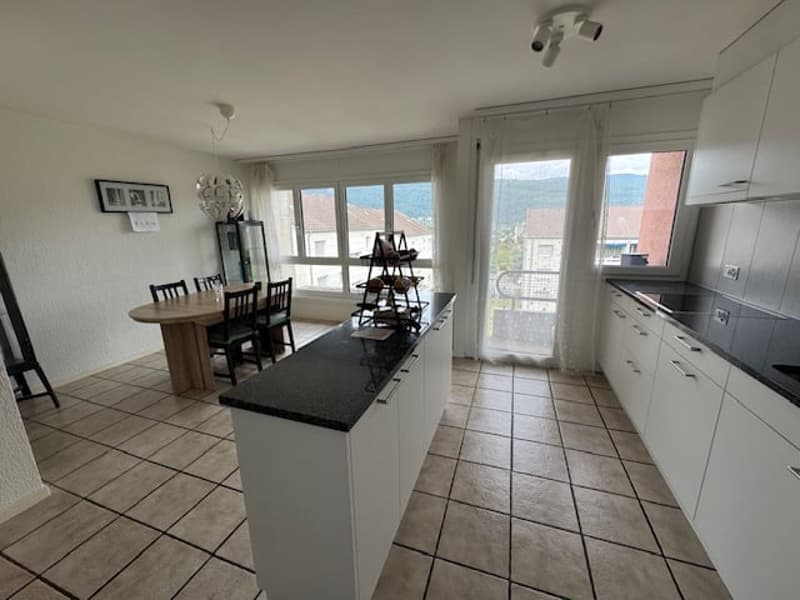 Large 4.5-room apartment in a family-friendly neighborhood (2)