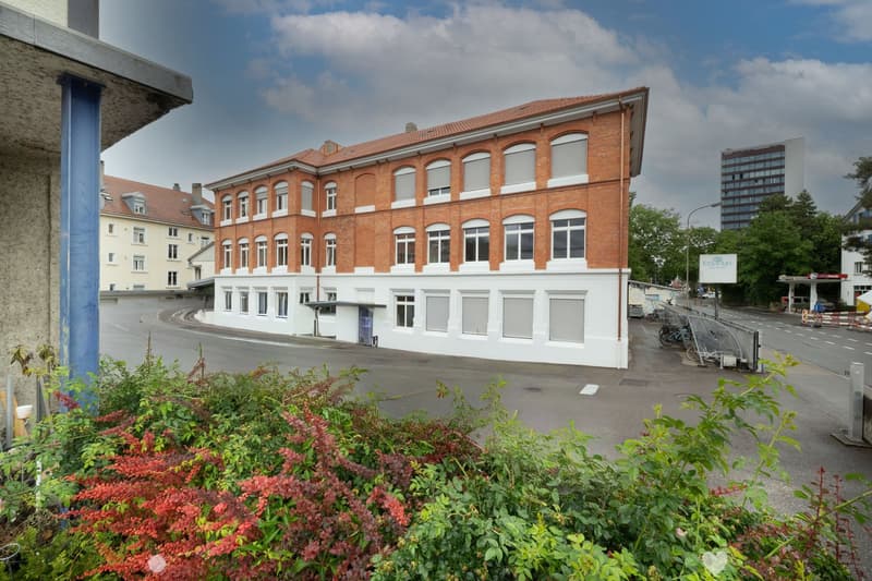 Renovierte Gewerbe- und Bürofläche ab sofort verfügbar (1)