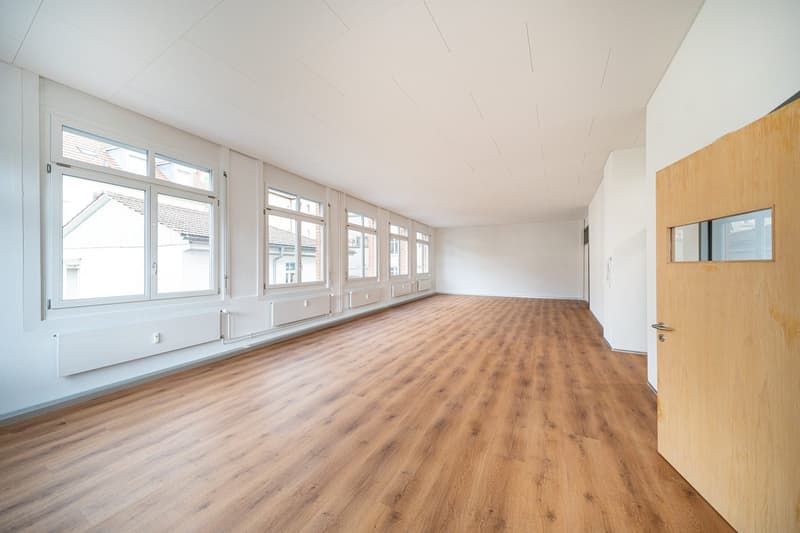 Espace commercial et de bureau rénové disponible immédiatement (4)