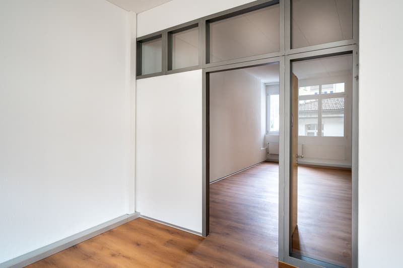 Espace commercial et de bureau rénové disponible immédiatement (5)