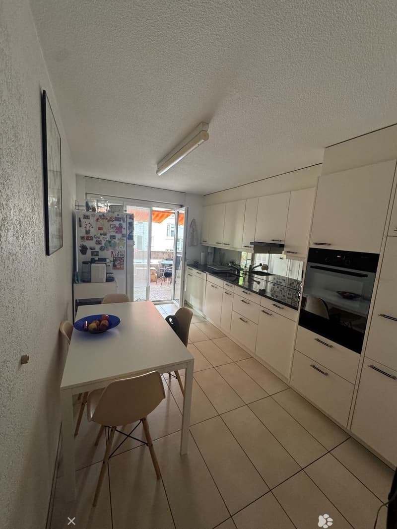 Sonnige 4.5-Zimmer-Wohnung mit Balkon in Biel (2)