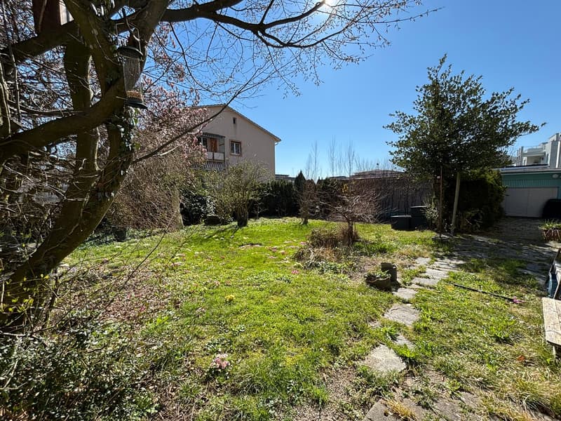 Casa unifamiliare con appartamento per anziani e grande giardino (17)