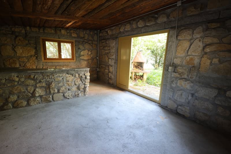 9-Room Two-Family House with Potential in Biel (11)