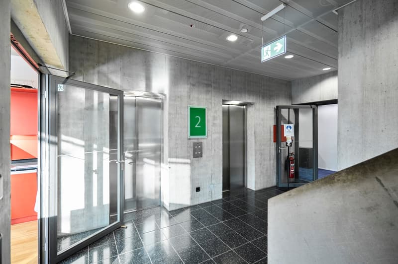 Surface au rez-de-chaussée représentative avec plus de 4 mètres de hauteur de plafond (6)