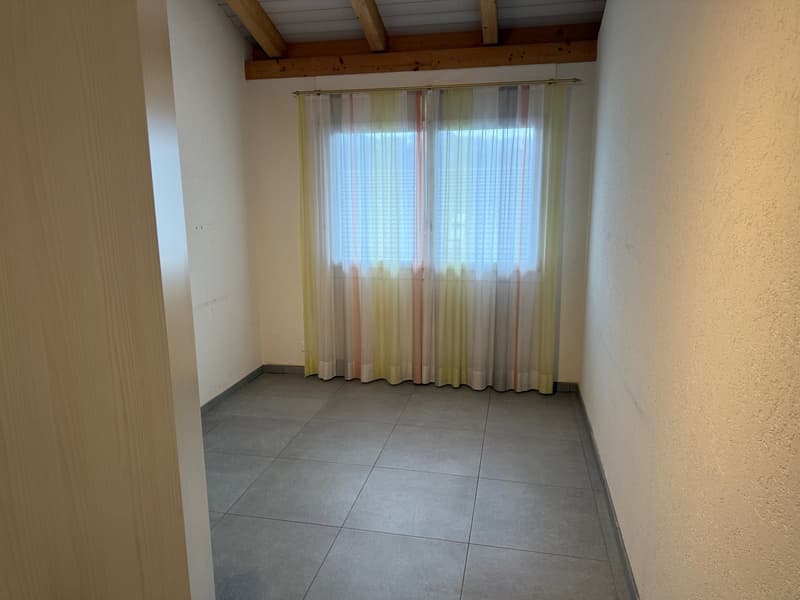 empty room, white walls, tiled floor, wooden beam ceiling, window with curtains