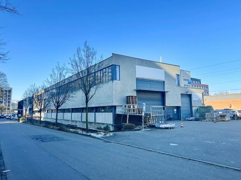 Industrial hall with adjacent office building (1)