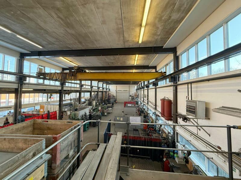 Industrial hall with adjacent office building (2)