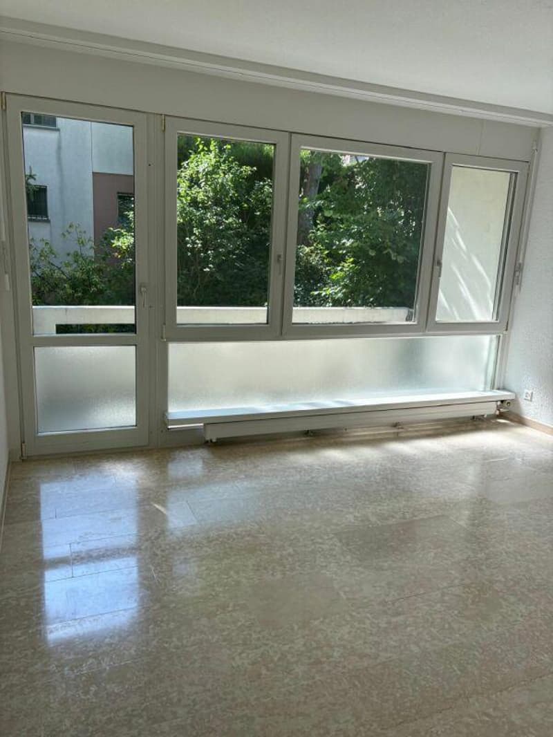 Luftiges Wohnzimmer mit Balkon
