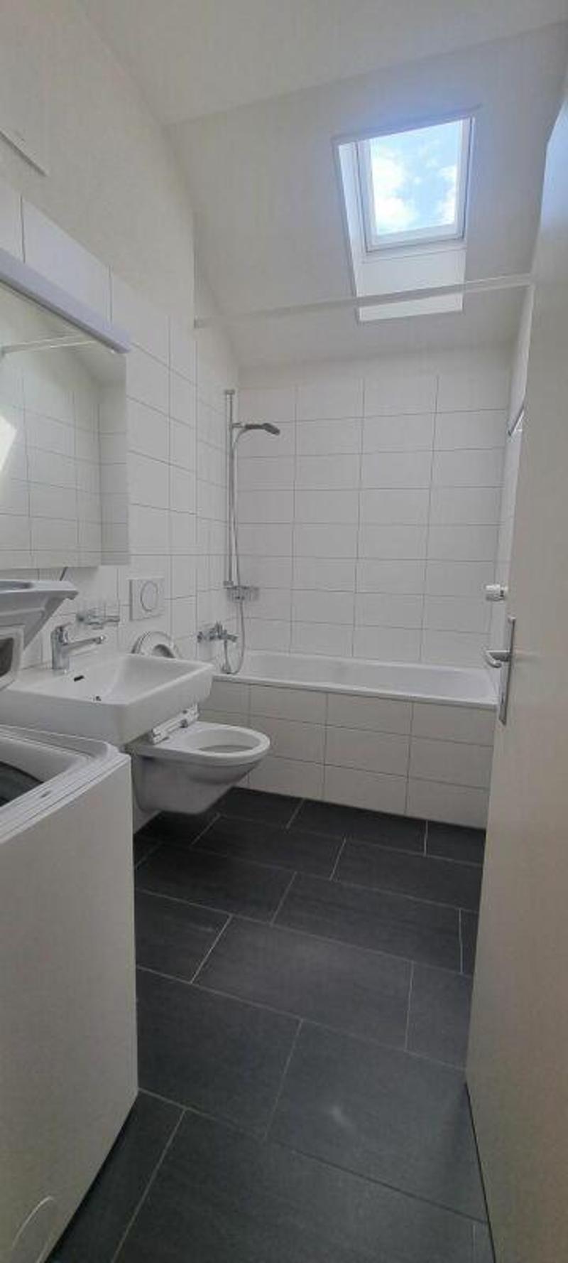 Badezimmer mit Dachflächenfenster