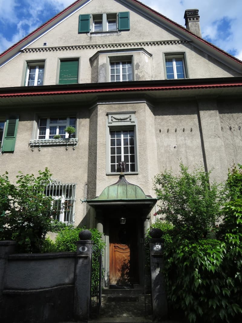 Herrschaftliche 4.5 Zimmerwohnung mit schönem Gemeinschaftsgarten (9)
