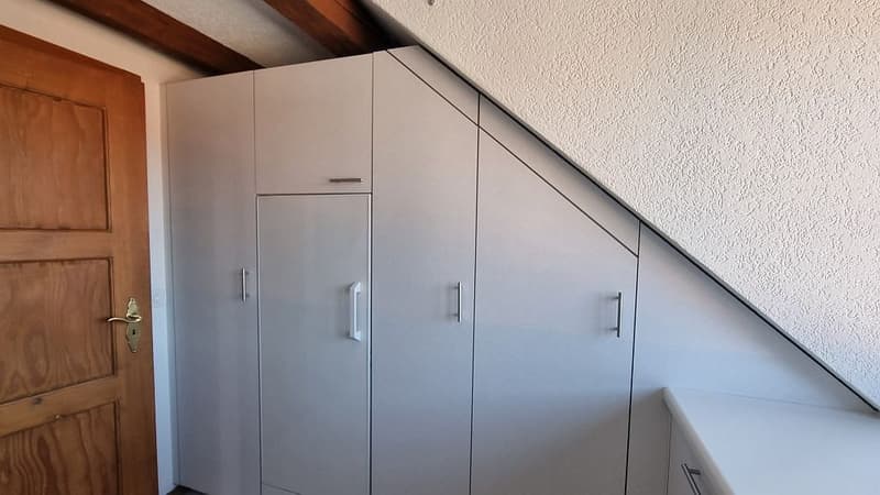 Appartement mansardé de 3,5 pièces avec galerie et toit en pente (4)