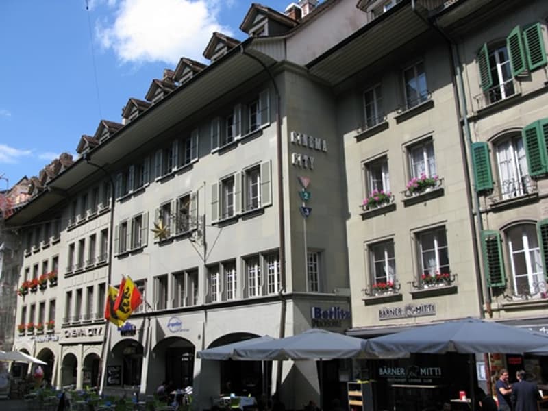 Sie suchen eine zentral gelegene Lagerfläche in unmittelbarer Distanz zum Bahnhof in der Stadt Bern? Dann sind unsere Lagerräumlichkeiten an der Aarbergergasse 30 genau das Richtige für Sie. Die Liegenschaft Aarbergergasse 30 in Bern wurde im Jah (1)