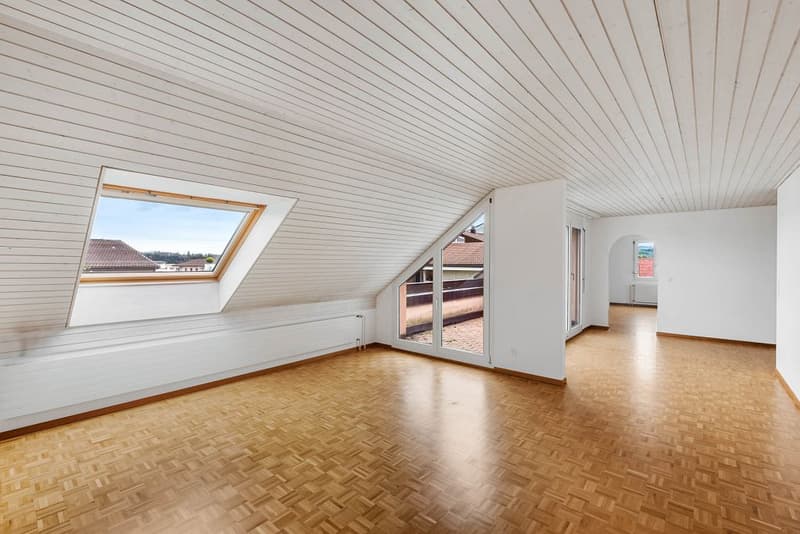 Appartement spacieux 4.5 pièces en étage sous combles avec balcon (5)