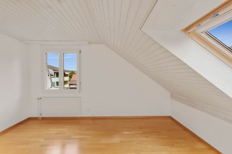 Grosszügige 4.5-Zimmerwohnung im Dachgeschoss mit Balkon (6)