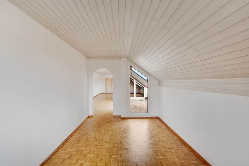 Grosszügige 4.5-Zimmerwohnung im Dachgeschoss mit Balkon (4)