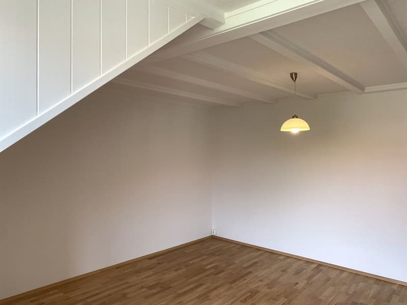 Studio en partie rénové, étage sous les toits (3)