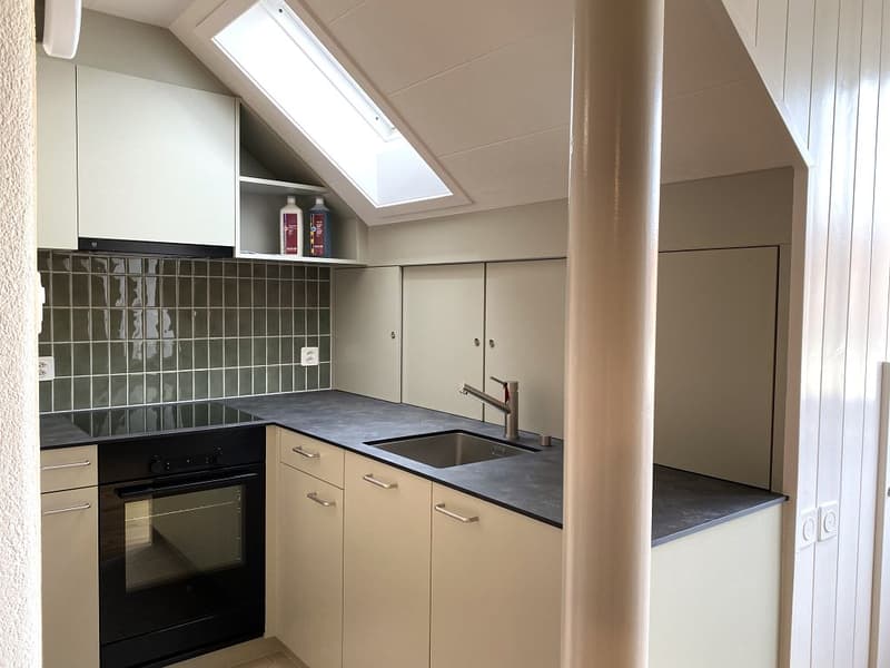 Studio en partie rénové, étage sous les toits (2)