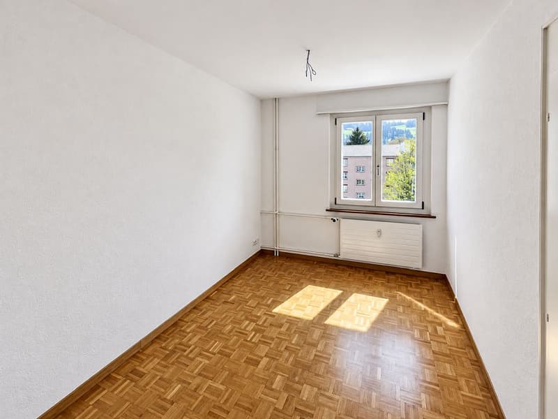 Grosszügige 4-Zimmerwohnung, 2. Stock rechts (7)