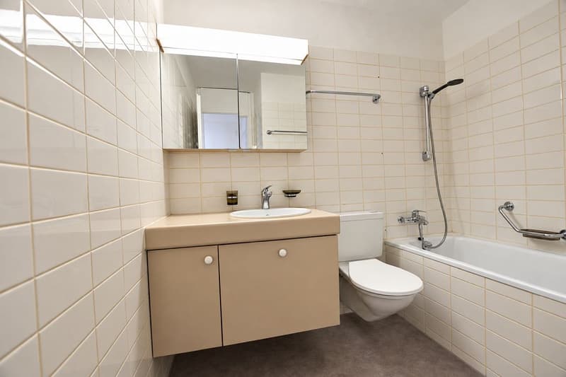 Grosse 3.5- Zimmerwohnung im 3. OG links (8)