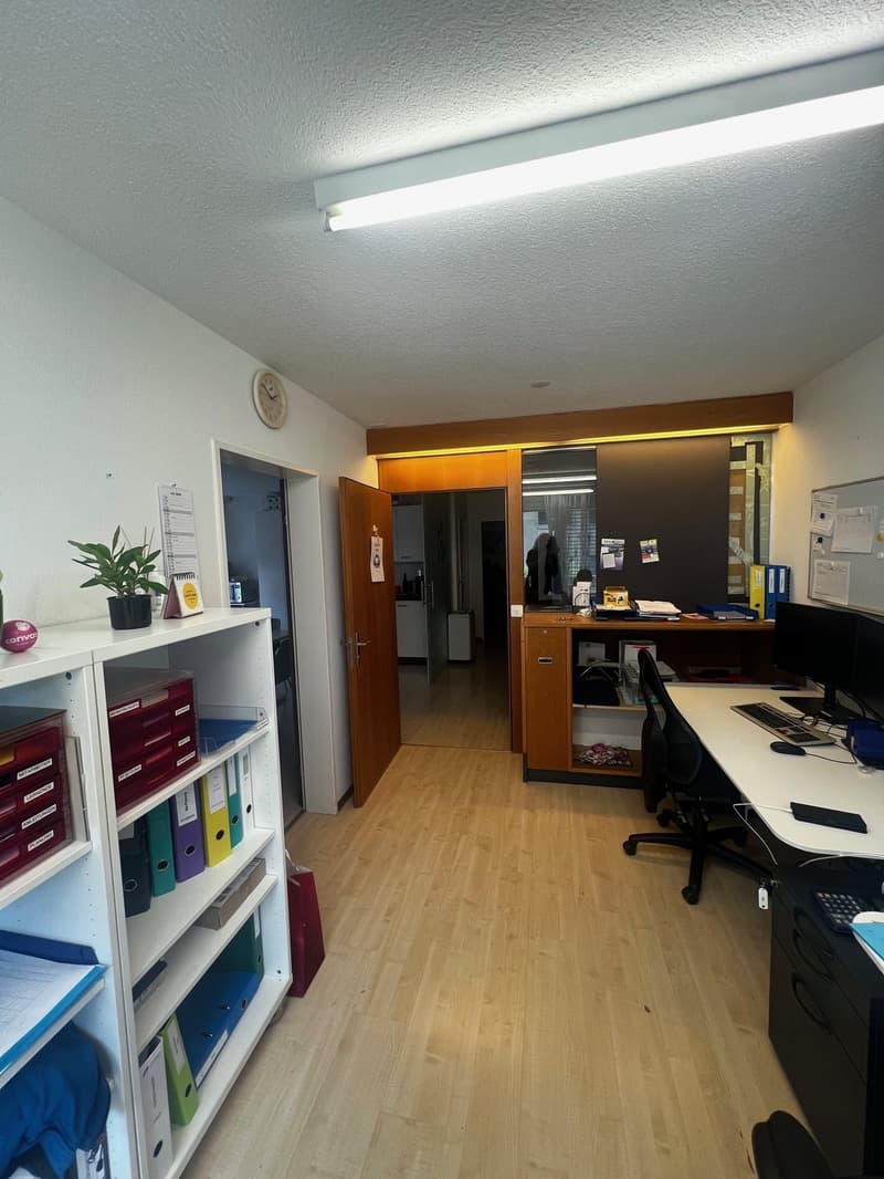 Bright commercial space – ideal as an office or studio (5)