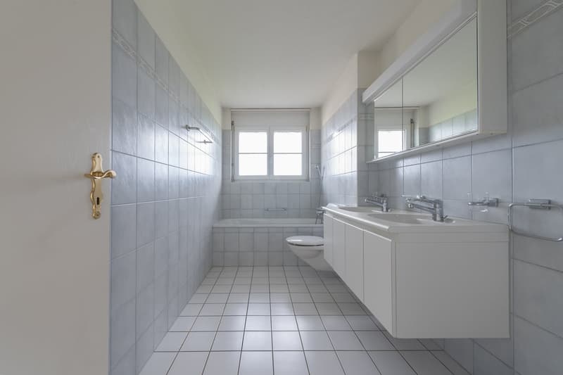 Helle 4.5-Zimmer-Wohnung mit Balkon und schöner Aussicht in Fischbach-Göslikon (10)