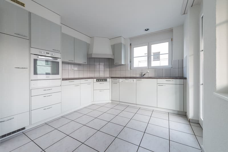Helle 4.5-Zimmer-Wohnung mit Balkon und schöner Aussicht in Fischbach-Göslikon (2)