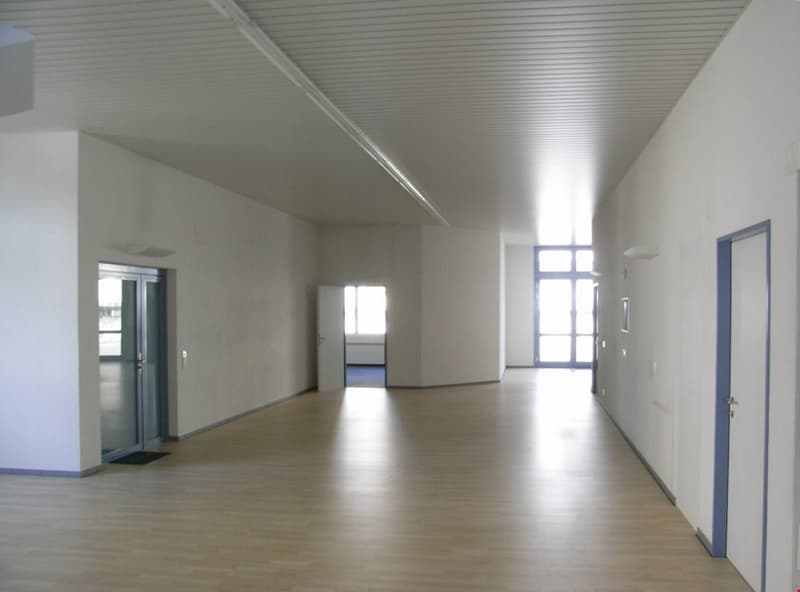 Sekretariat, Blick zum Büro 1 und Showroom, mit Laminat