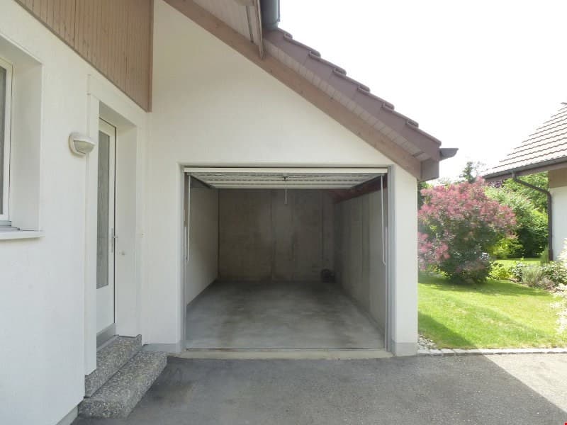Garage mit Vorplatz