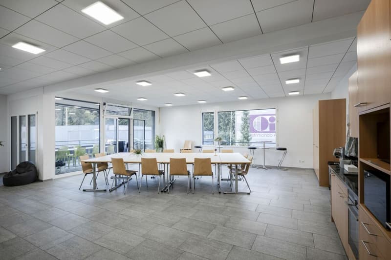 Business building with 10 m high rack warehouse and 800 m2 office centrally located in the Mittelland (15)