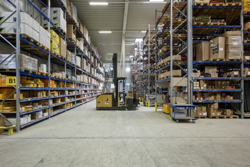 Business building with 10 m high rack warehouse and 800 m2 office centrally located in the Mittelland (6)