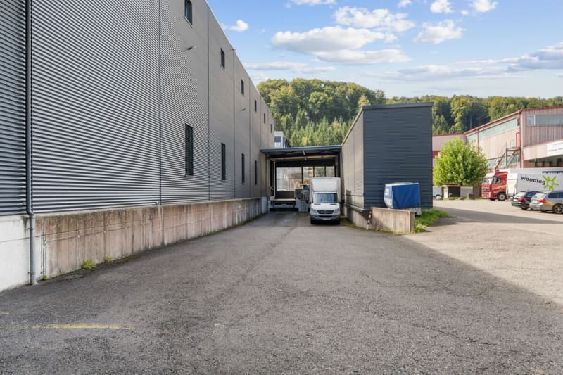 Business building with 10 m high rack warehouse and 800 m2 office centrally located in the Mittelland (10)