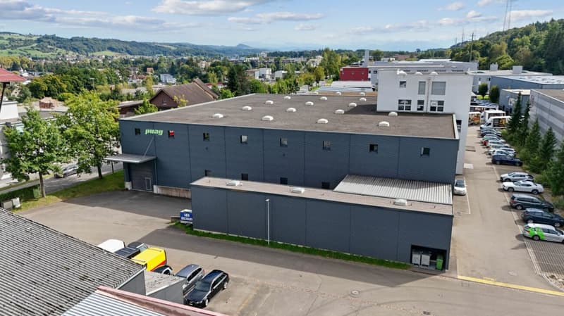 Business building with 10 m high rack warehouse and 800 m2 office centrally located in the Mittelland (2)