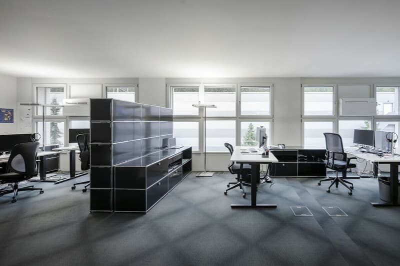 Business building with 10 m high rack warehouse and 800 m2 office centrally located in the Mittelland (11)
