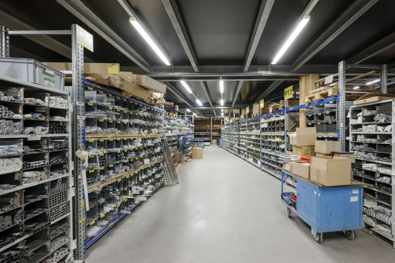 Business building with 10 m high rack warehouse and 800 m2 office centrally located in the Mittelland (7)