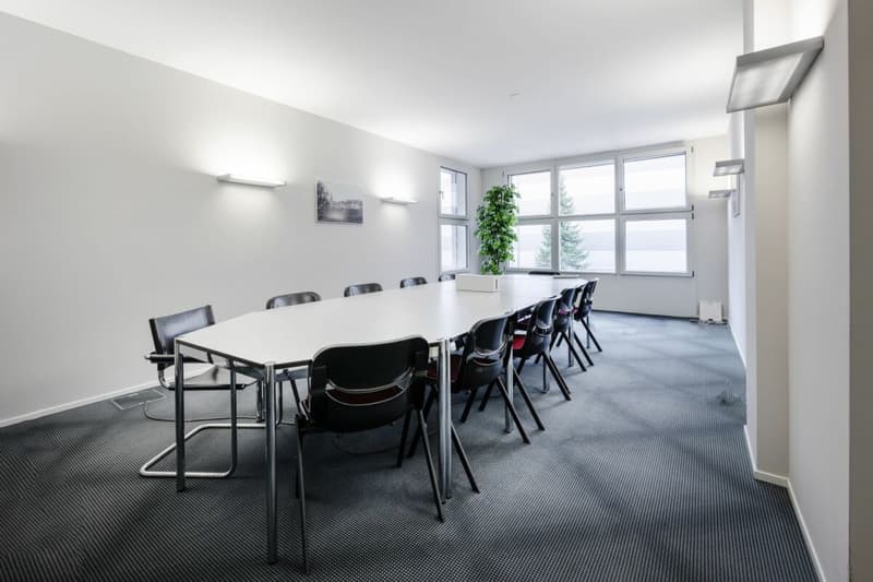 Business building with 10 m high rack warehouse and 800 m2 office centrally located in the Mittelland (13)