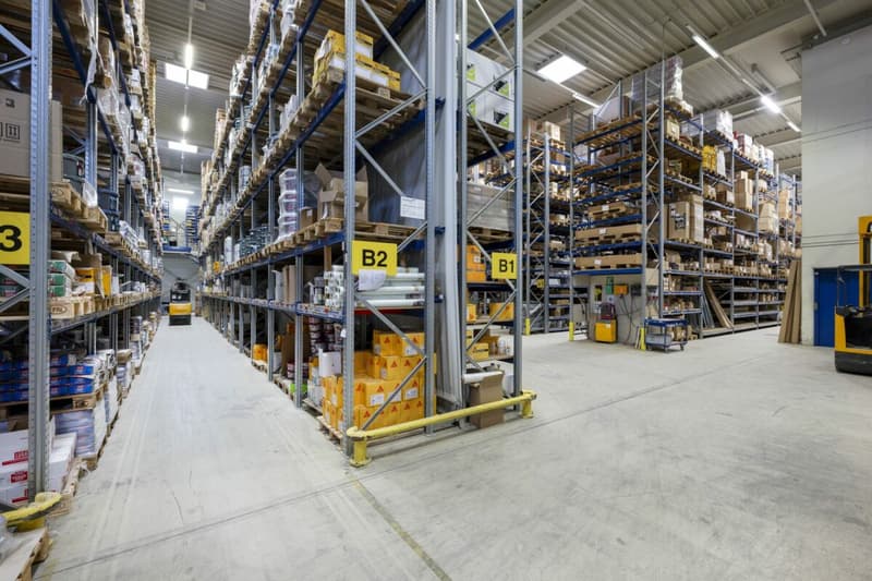 Business building with 10 m high rack warehouse and 800 m2 office centrally located in the Mittelland (5)