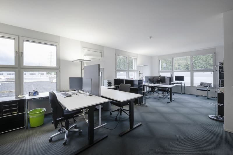 Business building with 10 m high rack warehouse and 800 m2 office centrally located in the Mittelland (12)