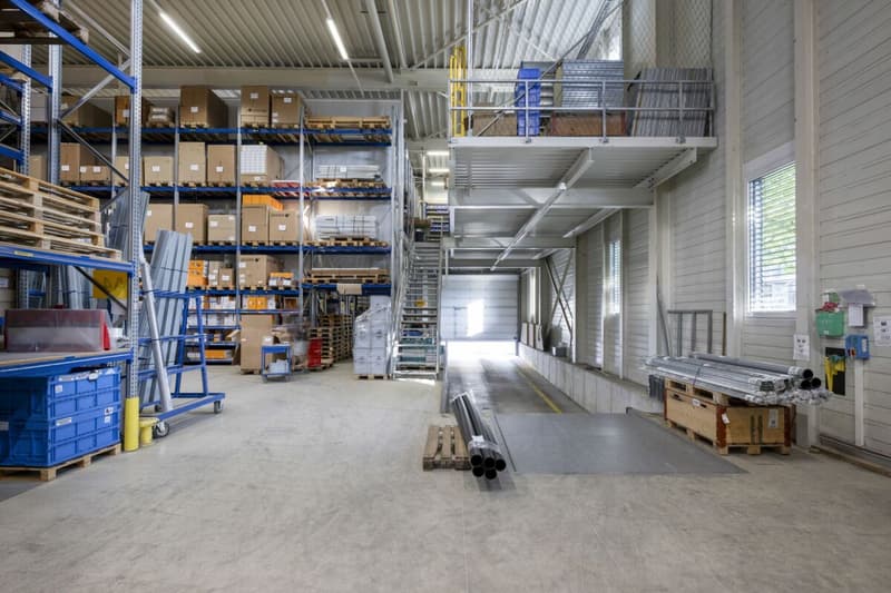 Business building with 10 m high rack warehouse and 800 m2 office centrally located in the Mittelland (8)