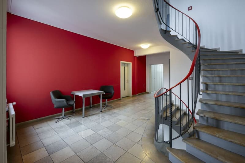 Zugangsbereich Praxis mit Lift und Treppenhaus