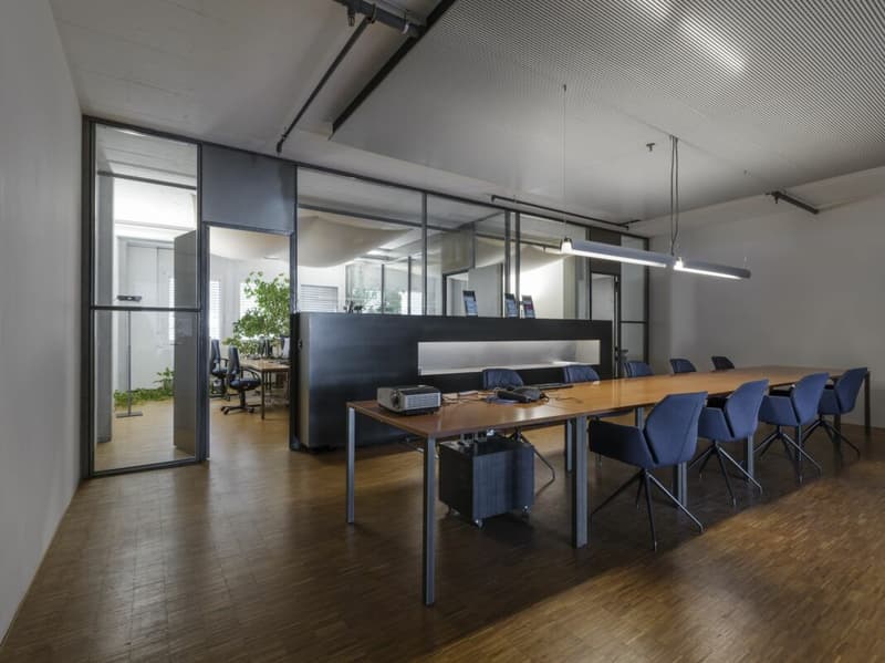 Ausgebautes Büro mit gemeinsamer Küche und Aufenthaltsraum (5)