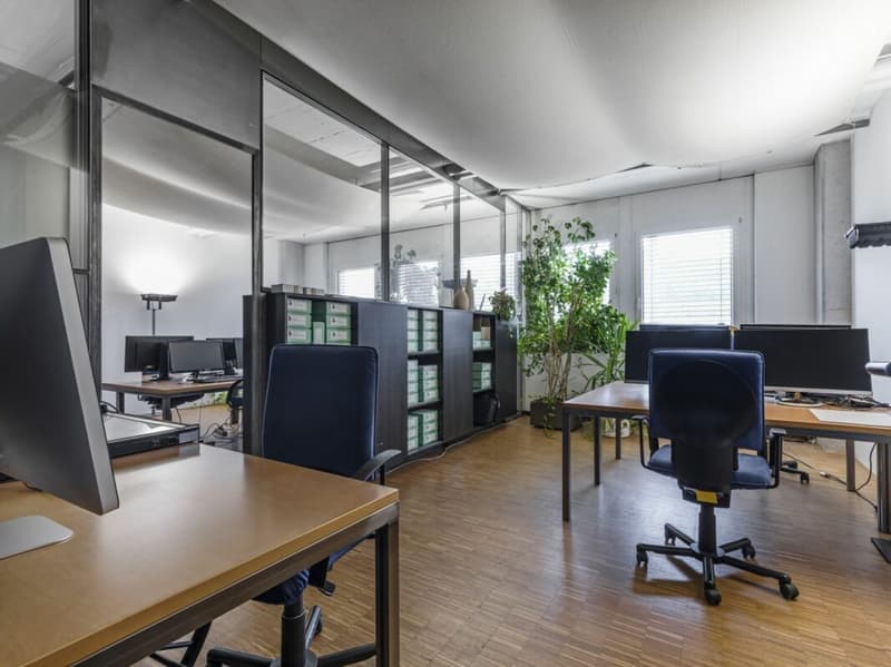 Ausgebautes Büro mit gemeinsamer Küche und Aufenthaltsraum (2)